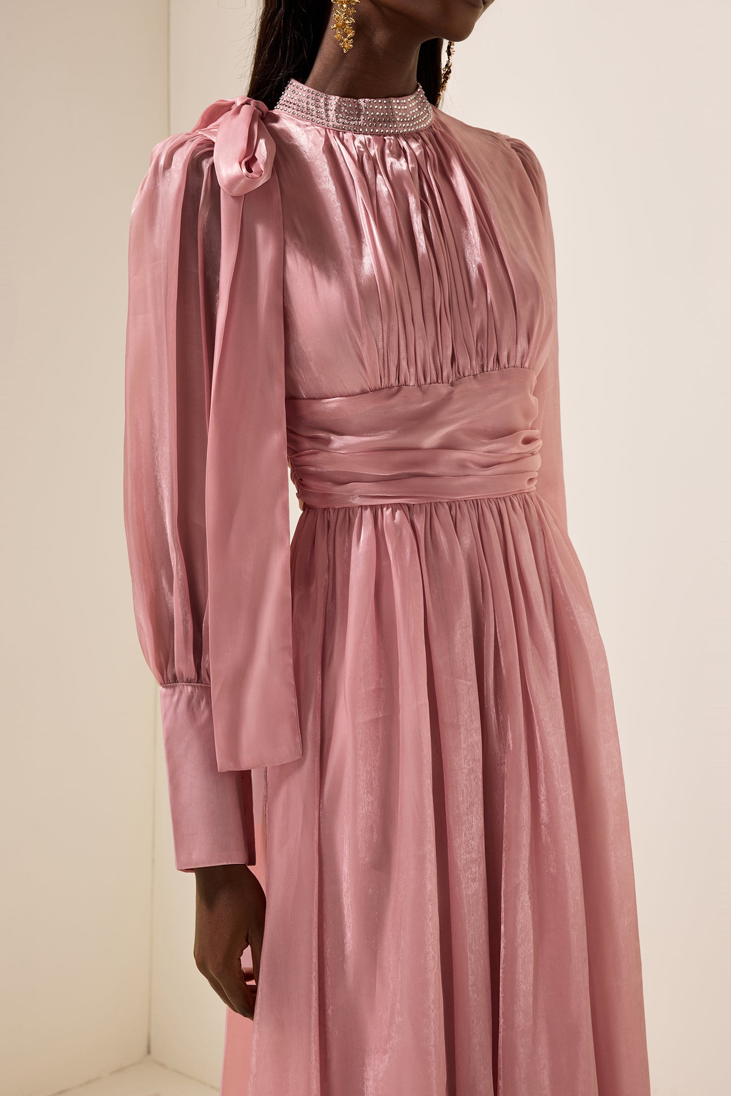Vestido midi fruncido con cristales lisos 