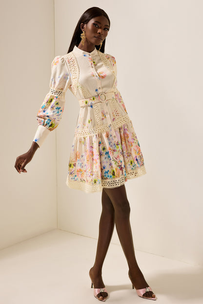 Minivestido con encaje floral y cinturón 