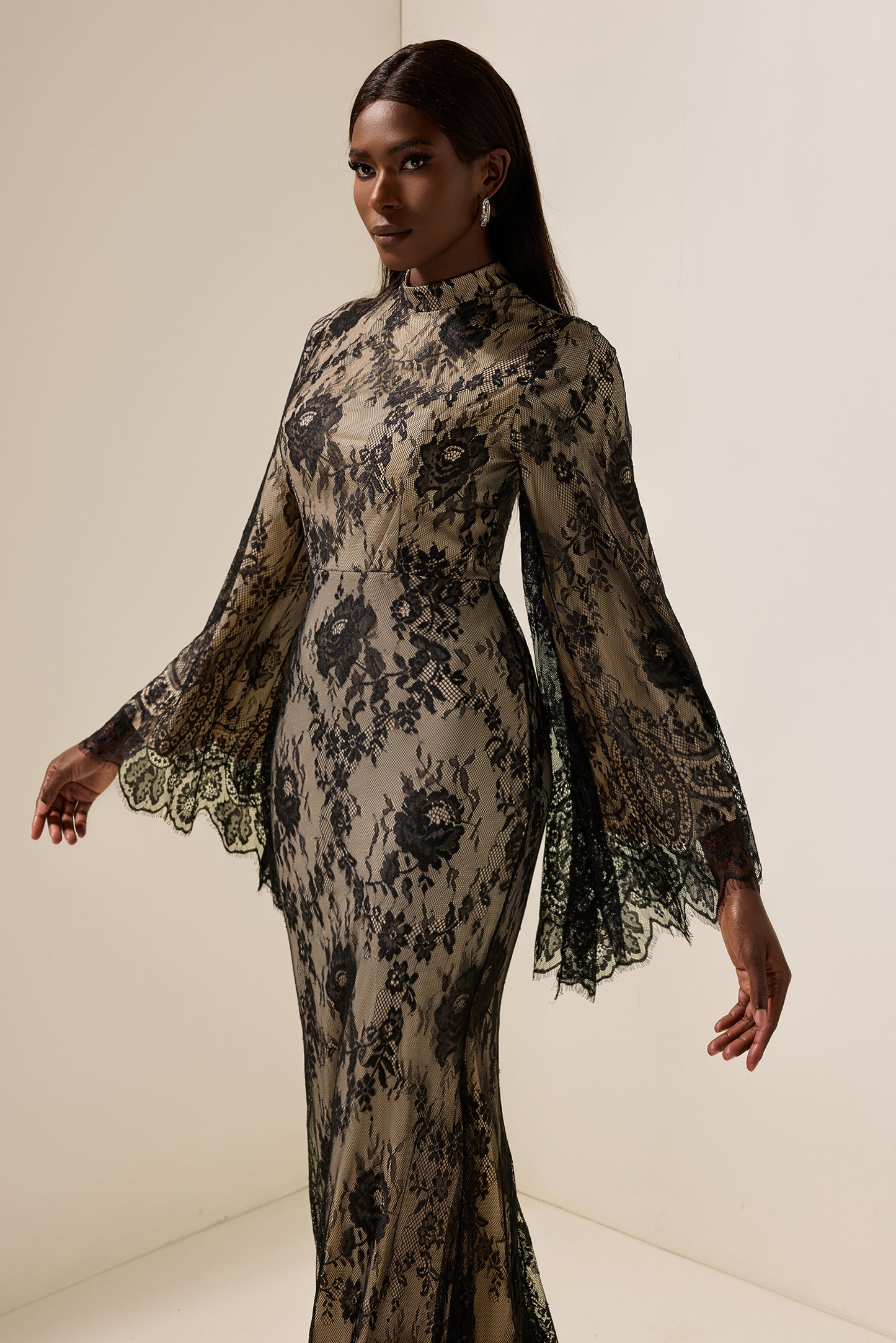 Vestido midi de manga larga con encaje 