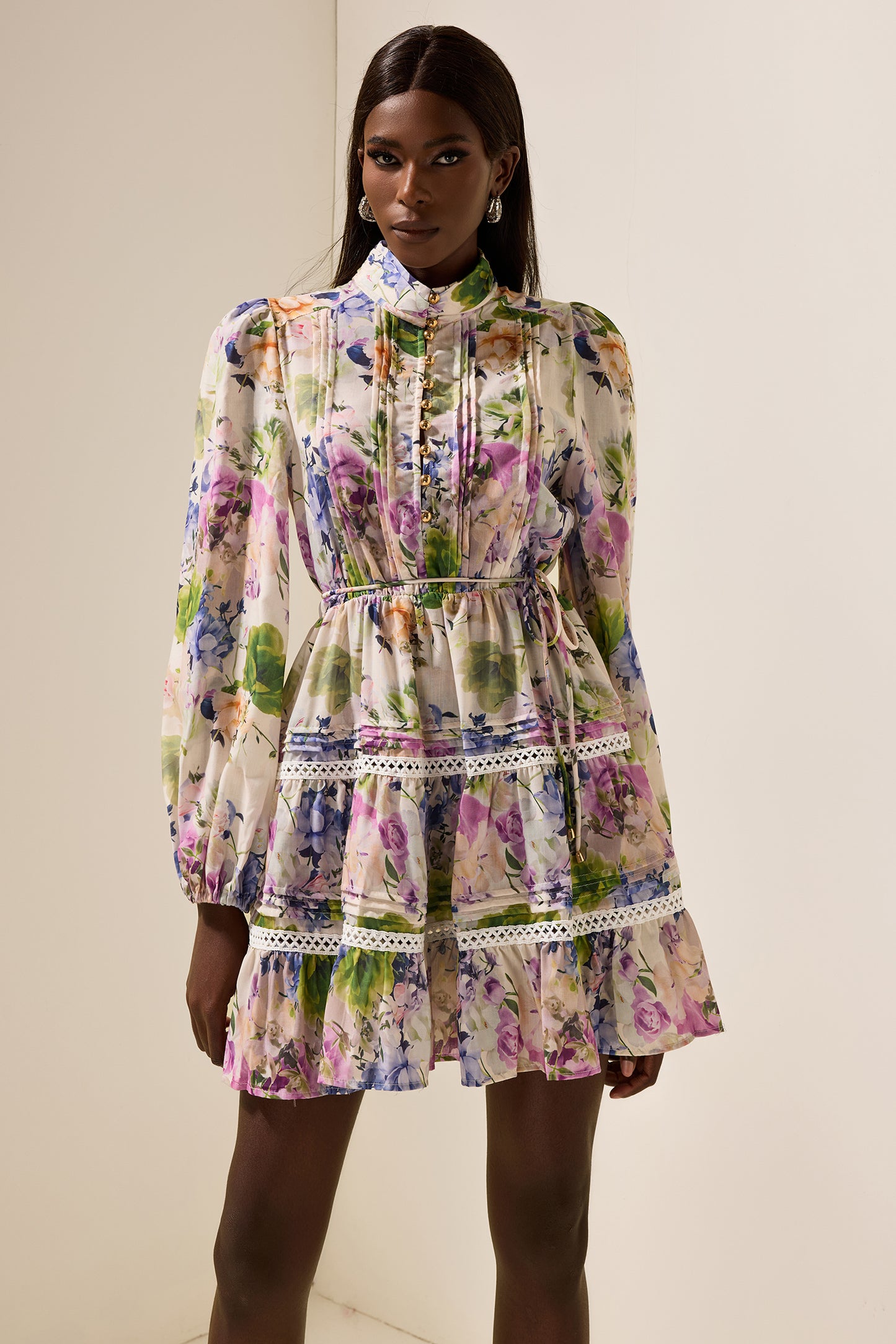 Vestido mini floral de manga larga con cuello alto 