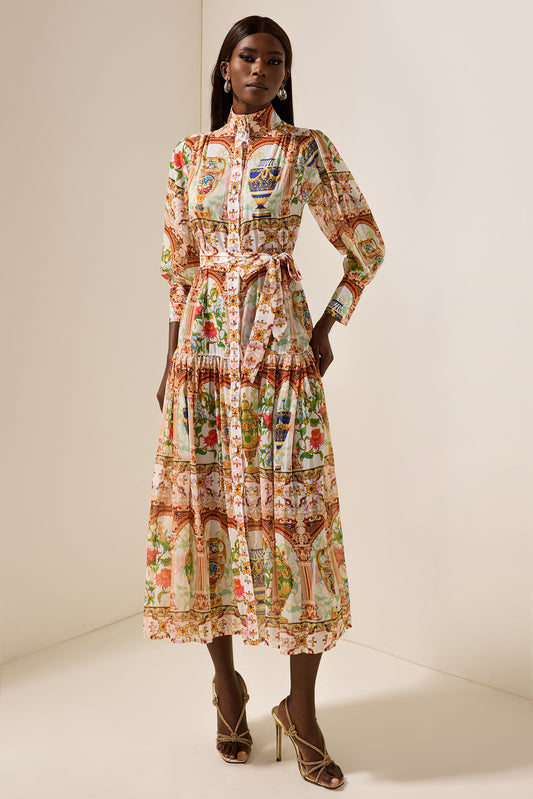 Vestido midi con cuello alto y estampado de palacio con cinturón 