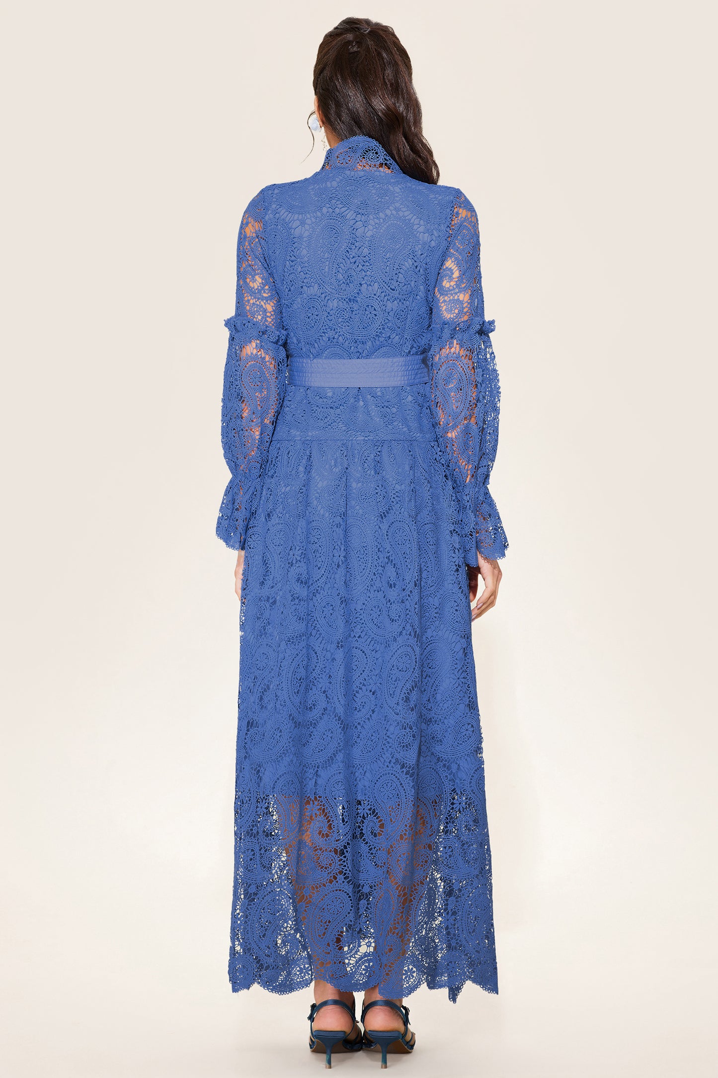 Vestido midi de encaje con abertura y botonadura sencilla 