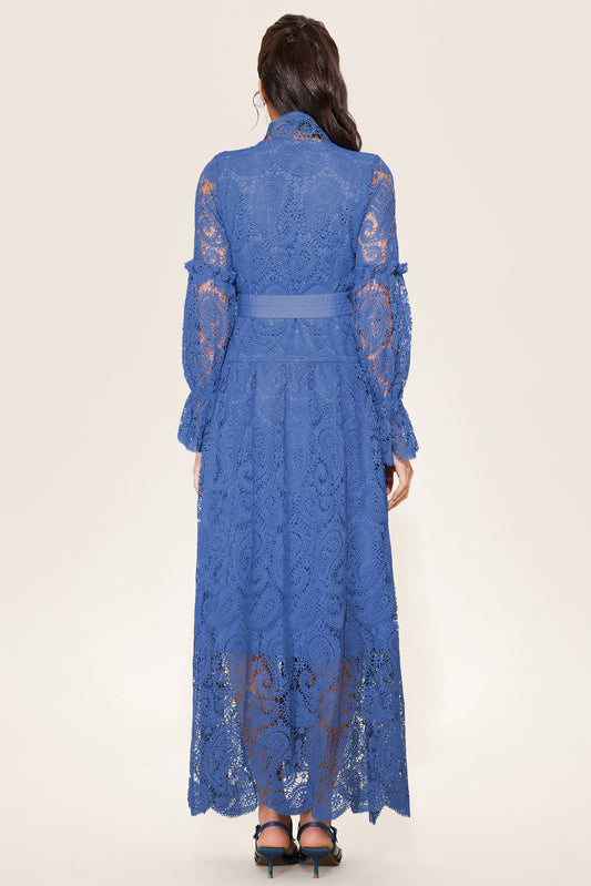 Vestido midi de encaje con abertura y botonadura sencilla 