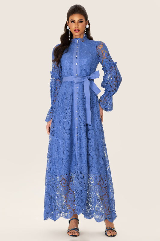 Vestido midi de encaje con abertura y botonadura sencilla 