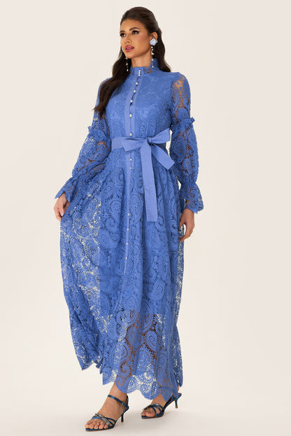 Vestido midi de encaje con abertura y botonadura sencilla 