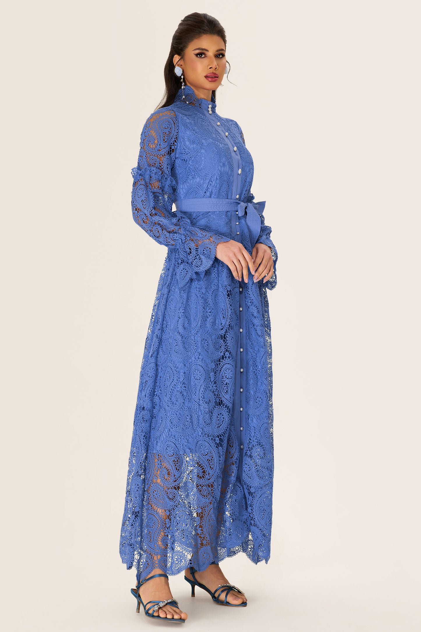 Vestido midi de encaje con abertura y botonadura sencilla 
