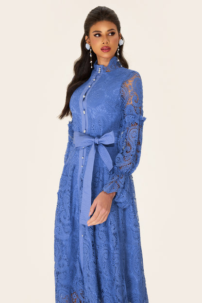 Vestido midi de encaje con abertura y botonadura sencilla 