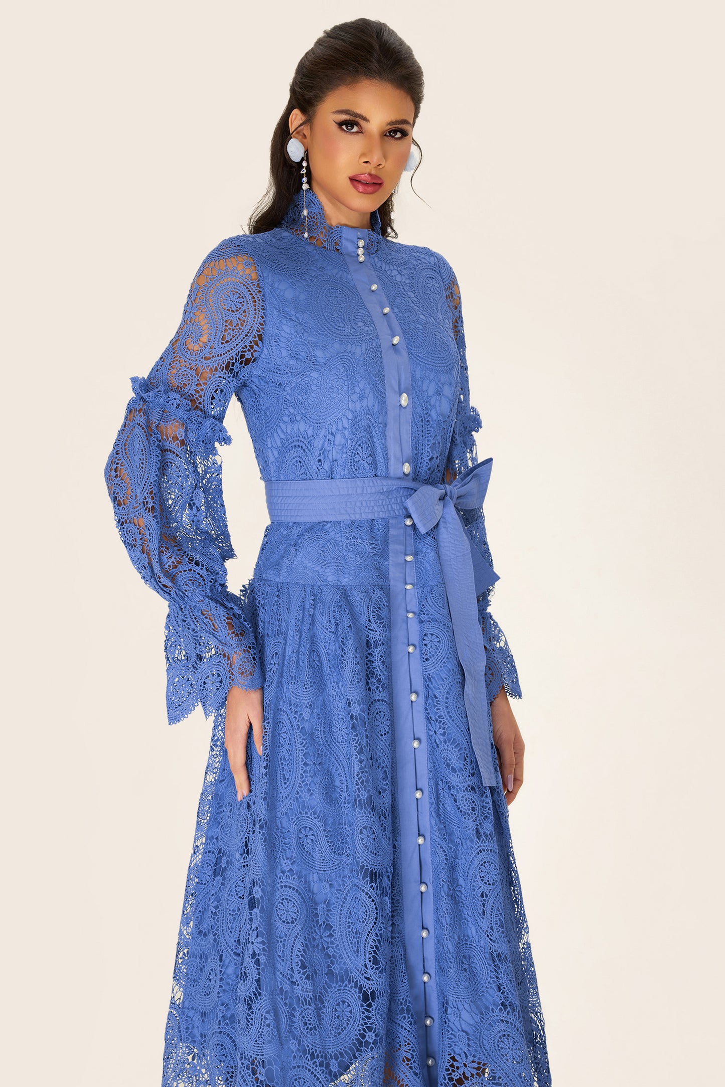 Vestido midi de encaje con abertura y botonadura sencilla 