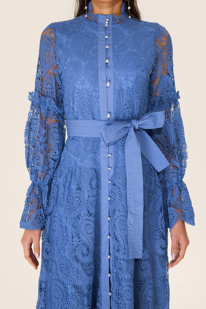 Vestido midi de encaje con abertura y botonadura sencilla 