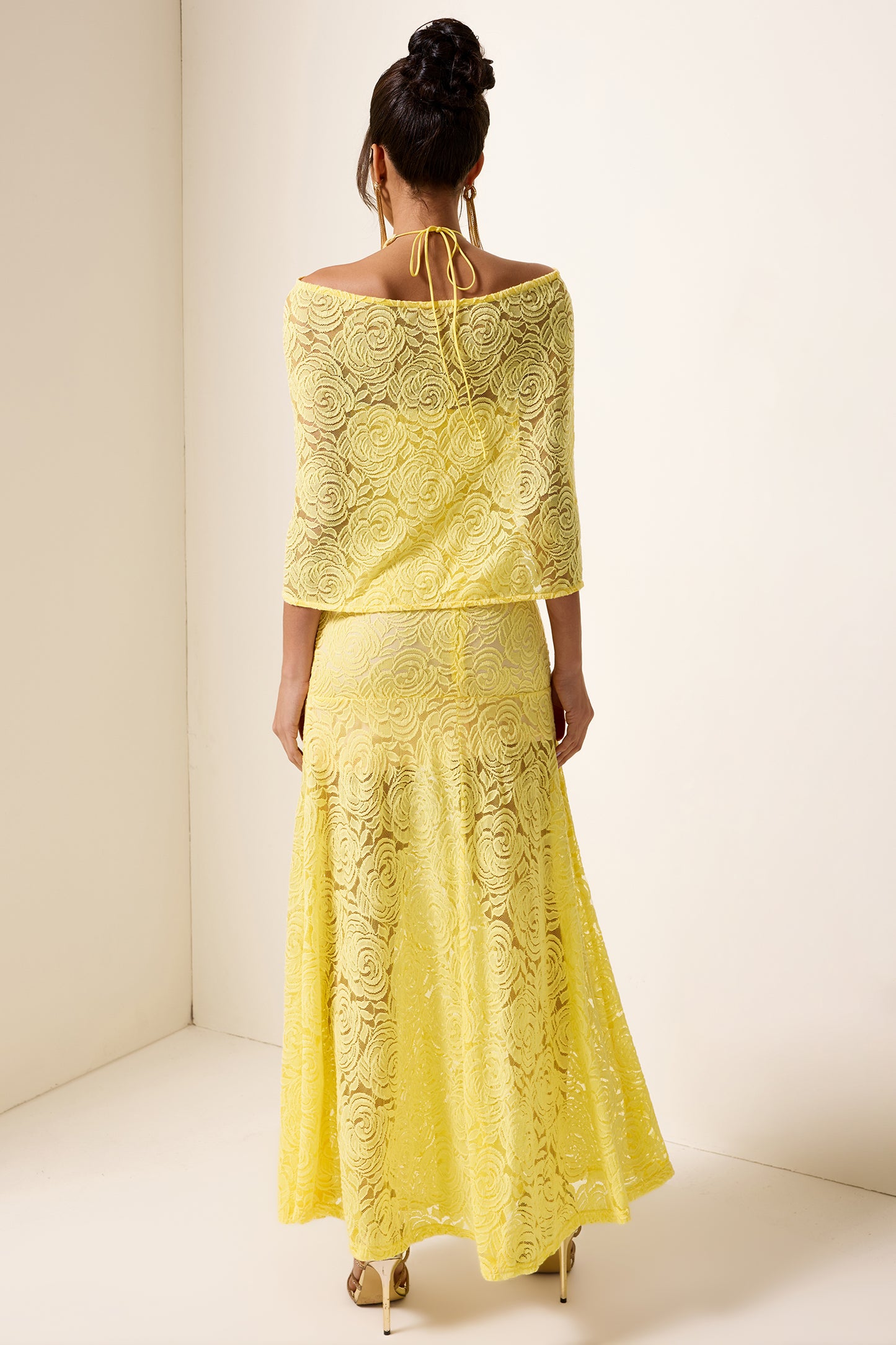 Vestido largo con cuello halter y capa bordada 