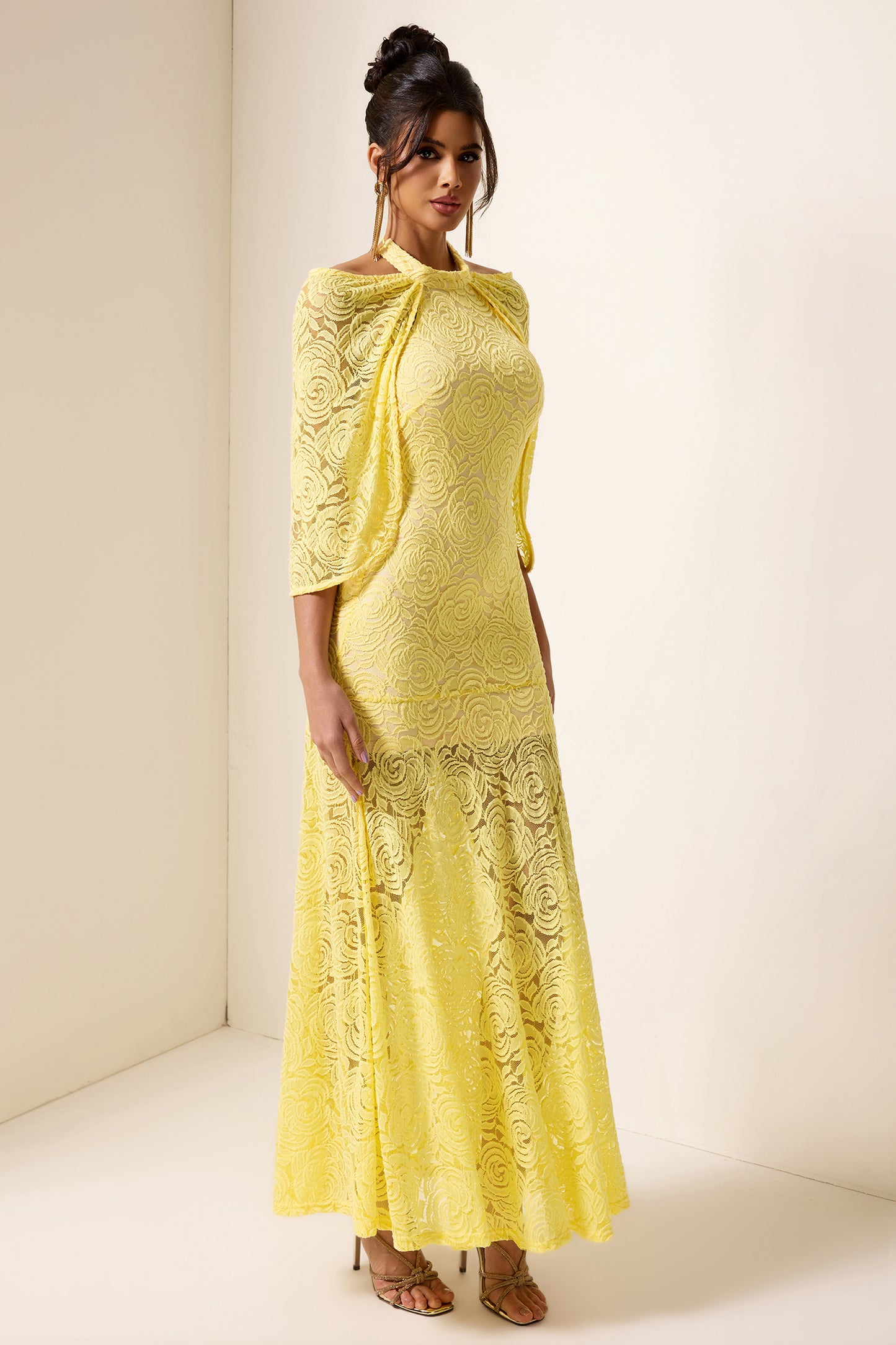 Vestido largo con cuello halter y capa bordada 