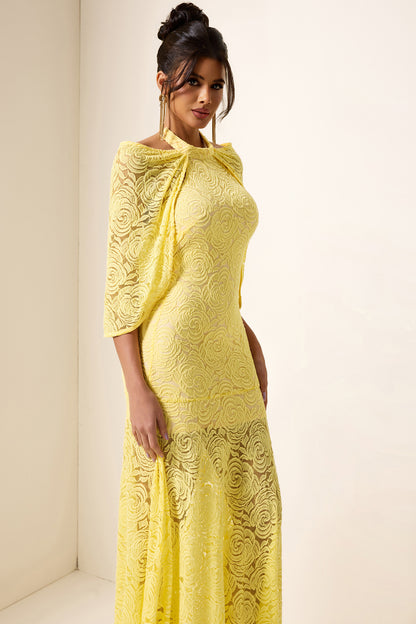 Vestido largo con cuello halter y capa bordada 
