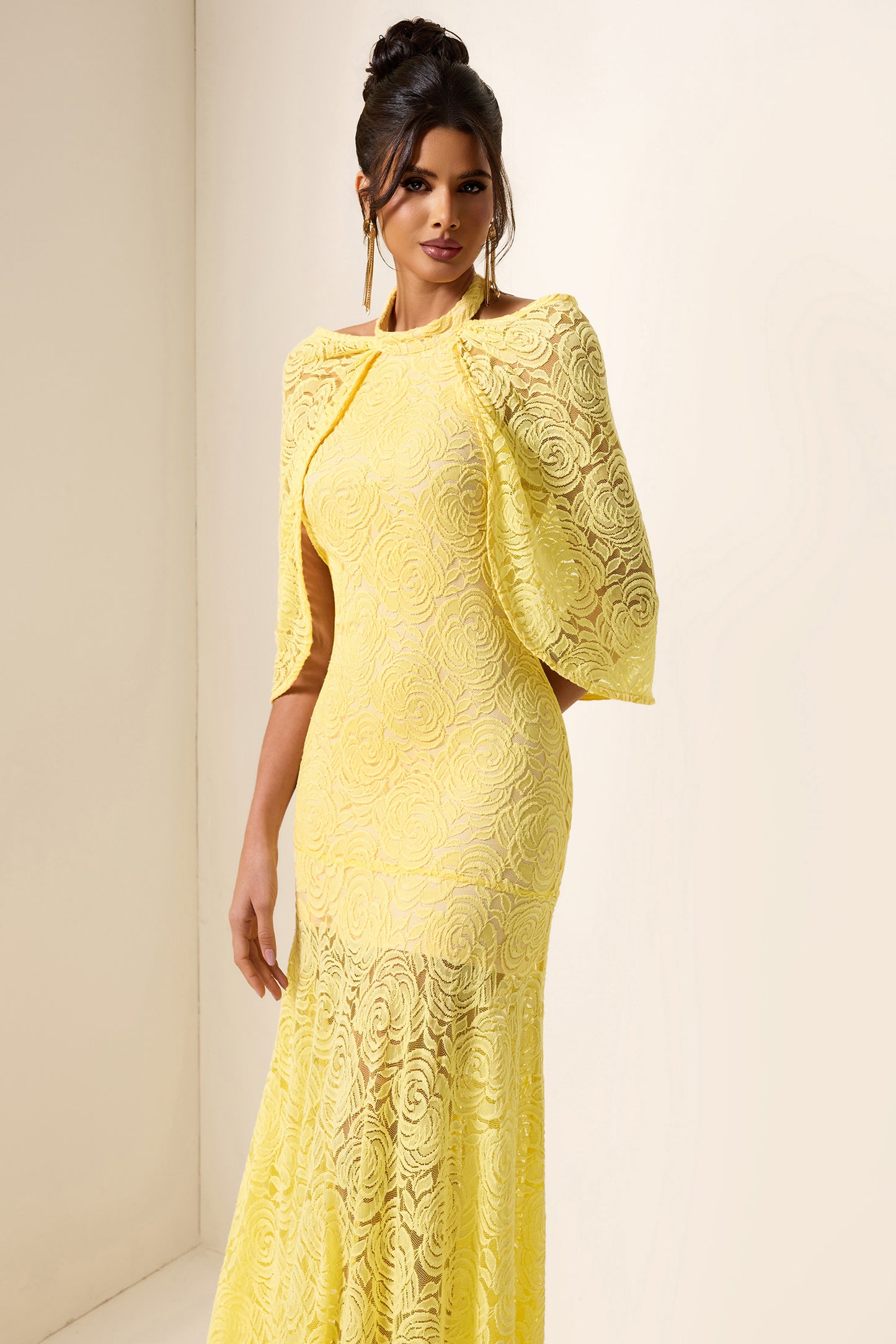 Vestido largo con cuello halter y capa bordada 