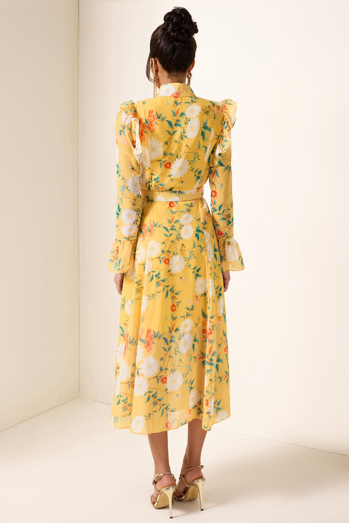 Vestido midi con mangas de mariposa y volantes florales con cinturón 