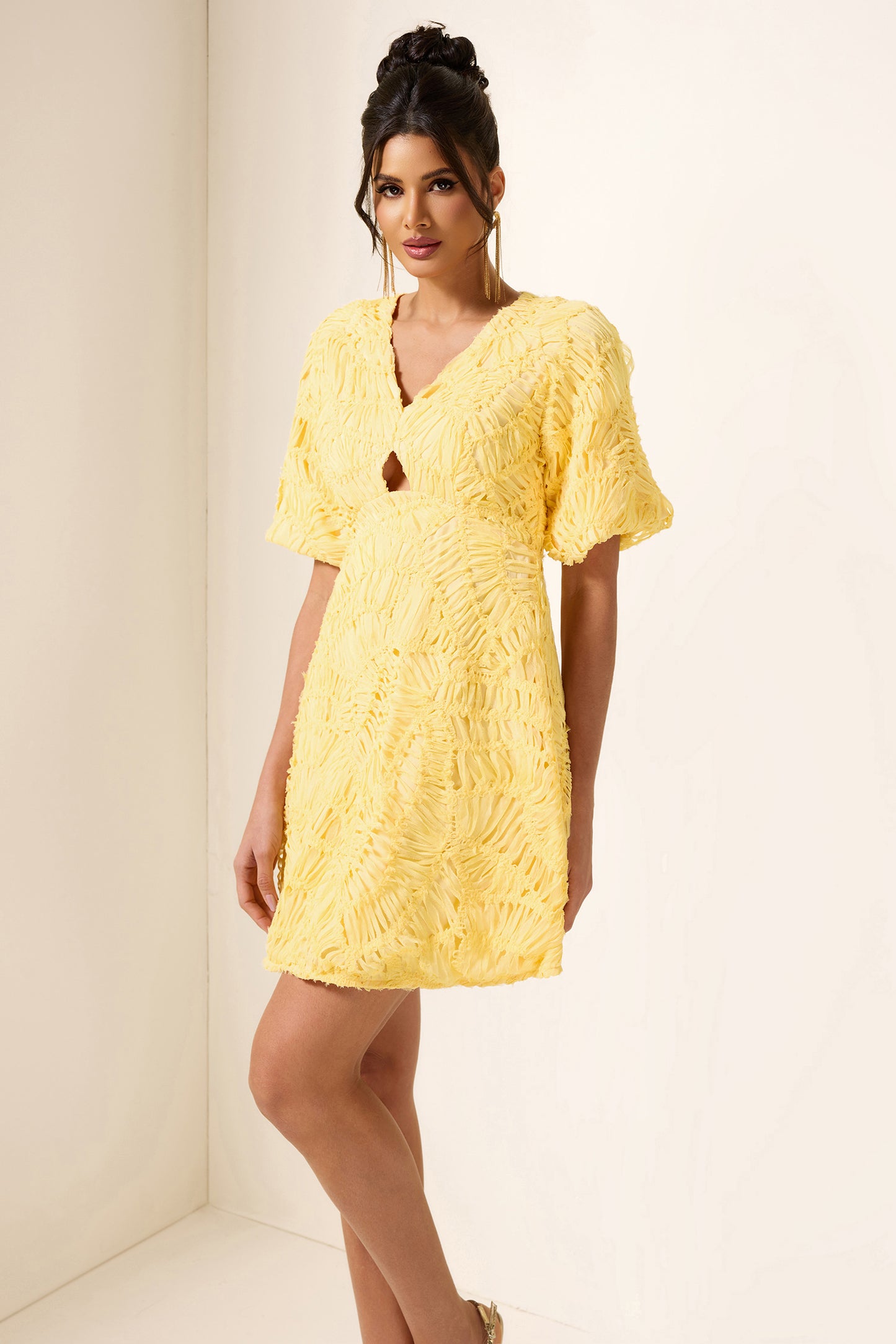 Minivestido con escote en V y mangas abullonadas 