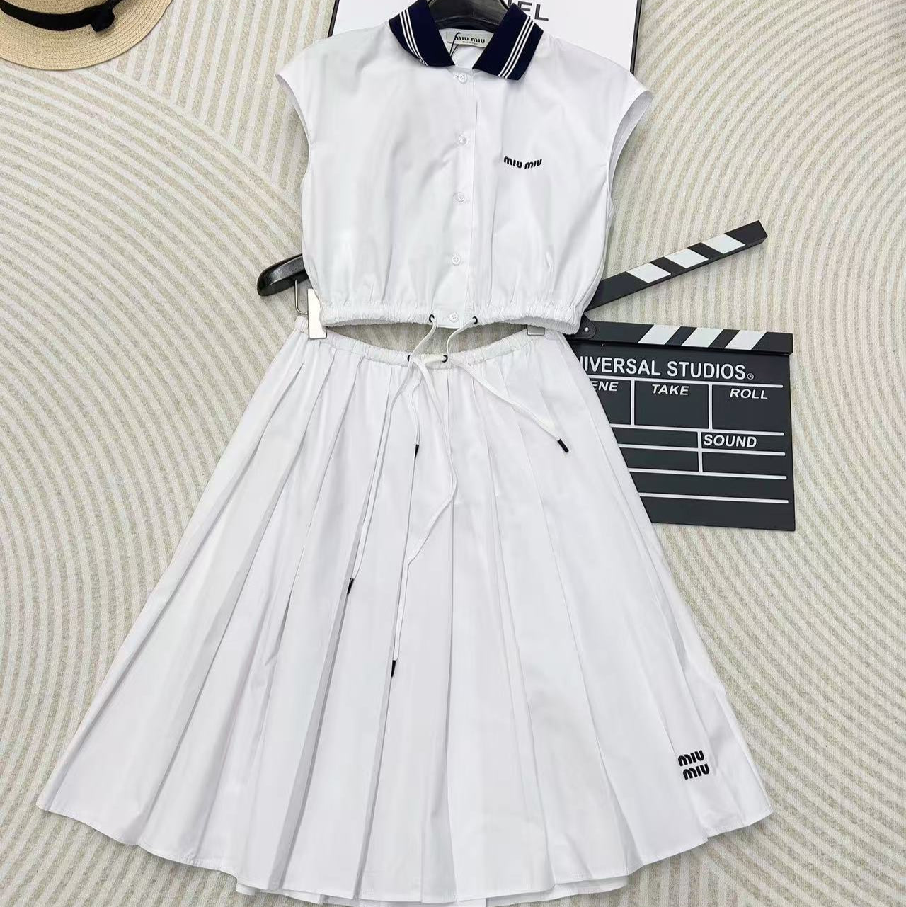 Miu sleeveless vest skirt suit