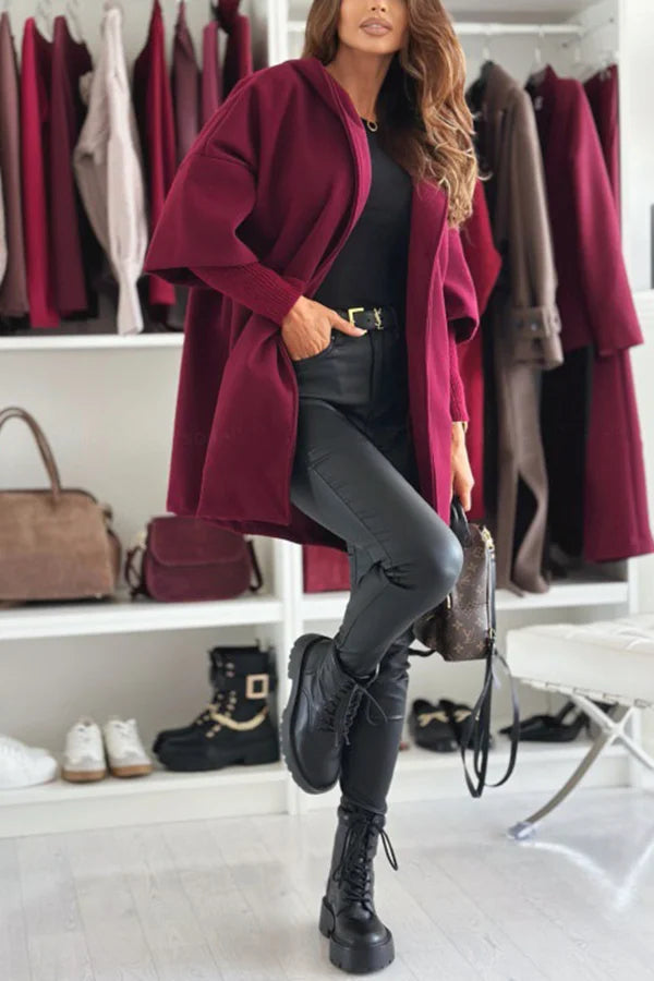 Chaqueta de manga larga con capucha y bolsillo suelto de color liso