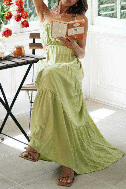 Vestido largo sin mangas con cintura abierta y capas 