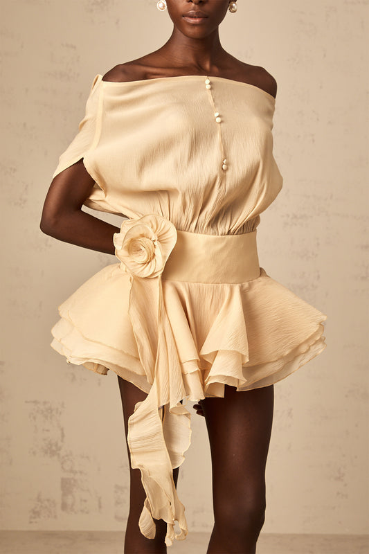 Conjunto de vestido y pantalones cortos con apliques florales y hombros descubiertos de Marina 