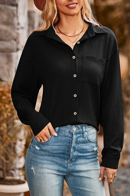 Blusa texturizada con botones y solapa de bolsillo suelto