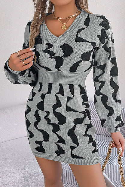 Vestido tipo suéter ajustado a la cintura, de manga larga y color contrastante con cuello en V 