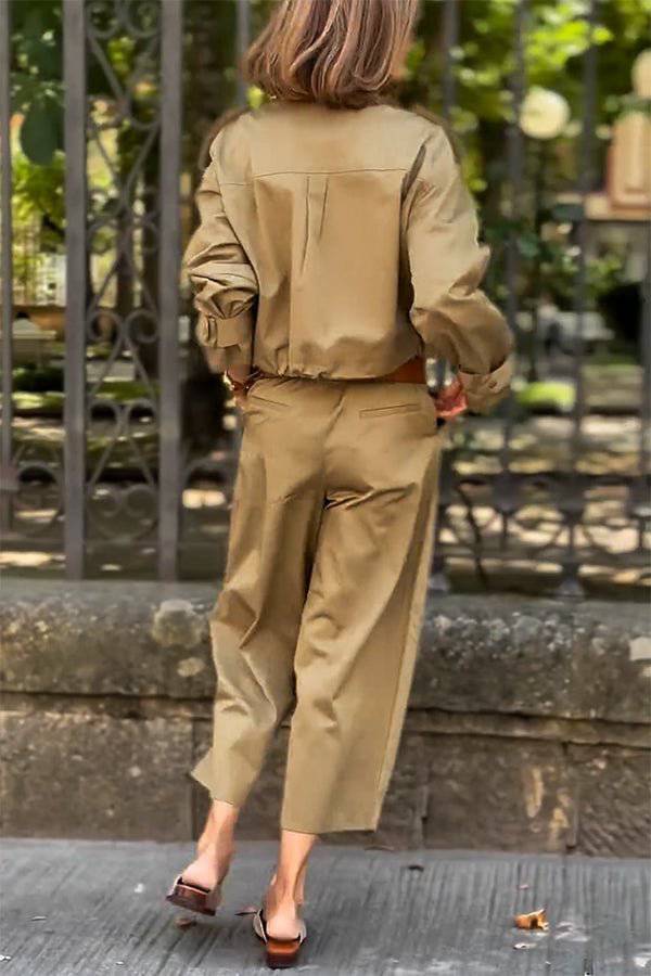 Chaqueta holgada con cremallera estilo cargo y bolsillos con detalles de correa con dije clásico