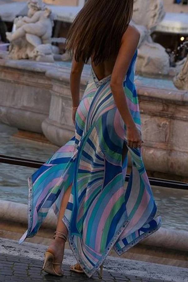 Elegante vestido estampado con abertura y cuello en V