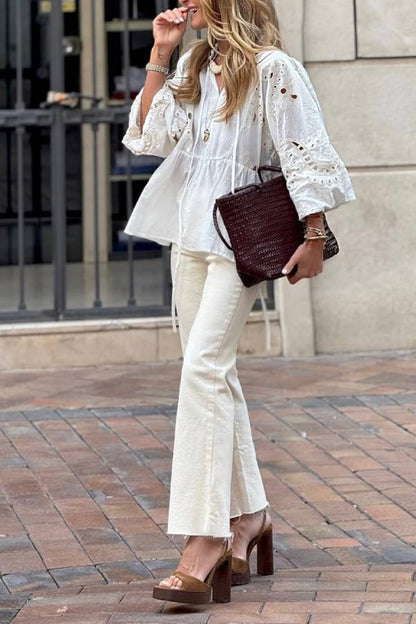 Blusa blanca con escote en pico y mangas caladas