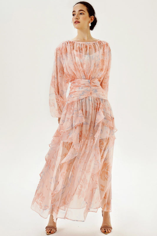 Vestido largo rosa con mangas largas abullonadas y bajo con volantes escalonados 