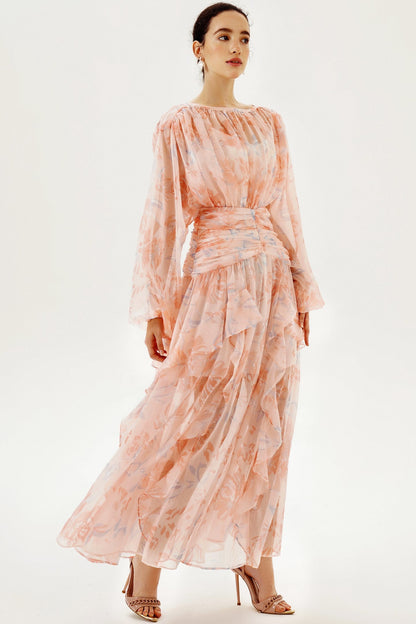 Vestido largo rosa con mangas largas abullonadas y bajo con volantes escalonados 