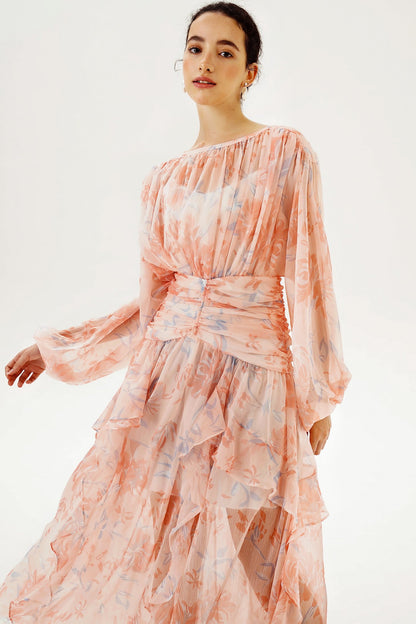Vestido largo rosa con mangas largas abullonadas y bajo con volantes escalonados 