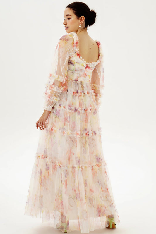 Vestido largo rosa con volantes y mangas largas con estampado floral 