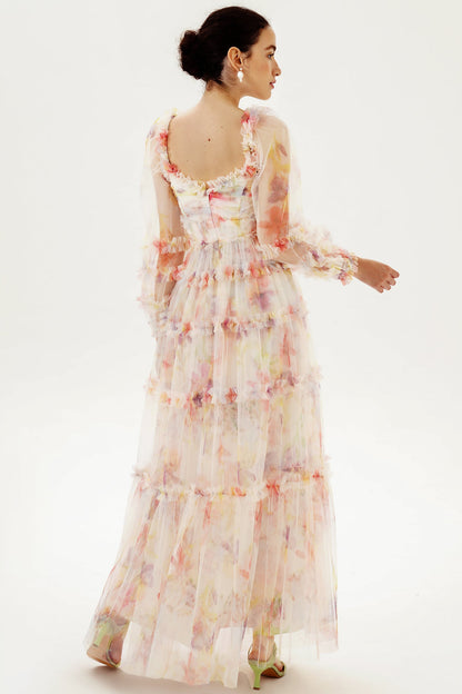 Vestido largo rosa con volantes y mangas largas con estampado floral 