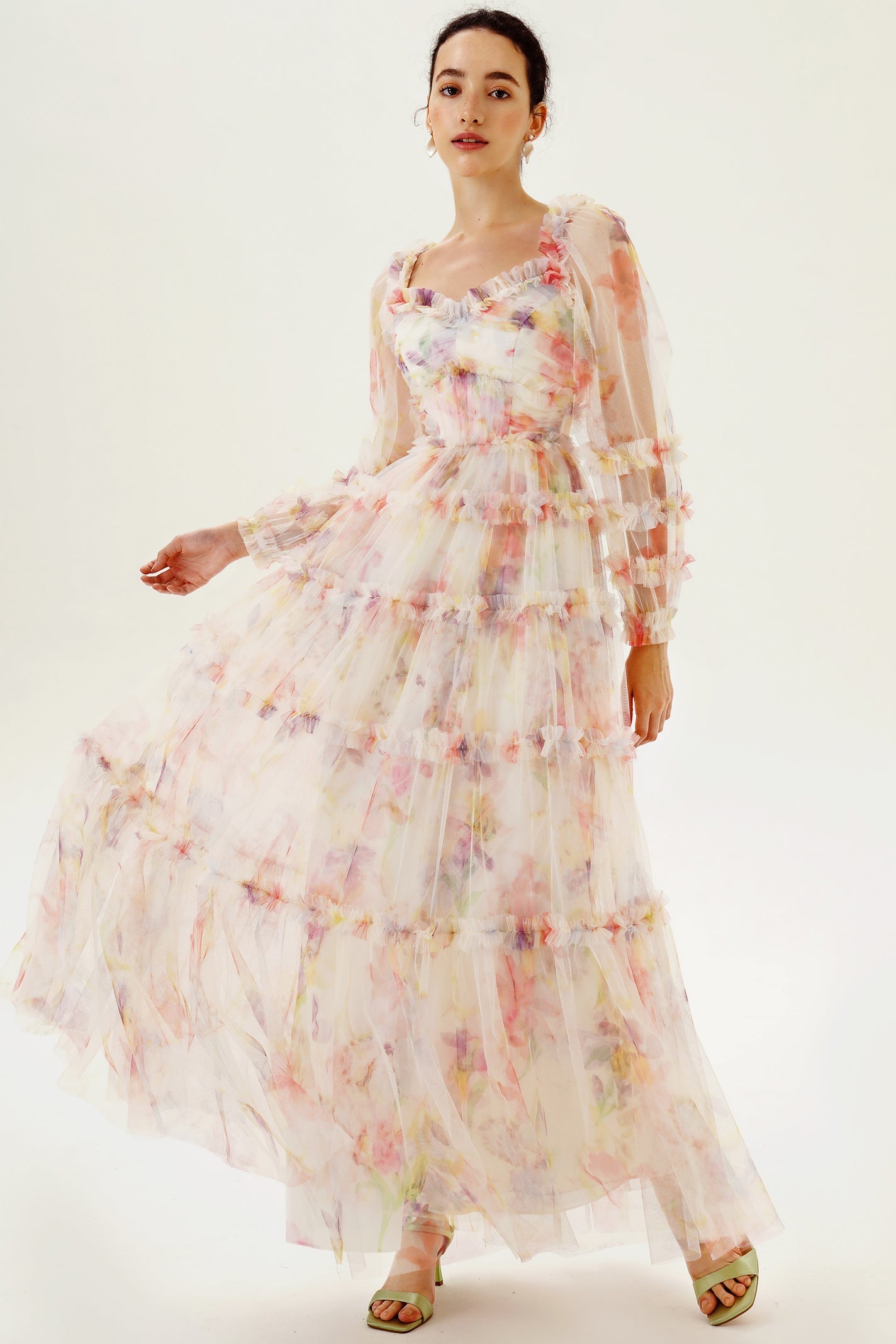 Vestido largo rosa con volantes y mangas largas con estampado floral 