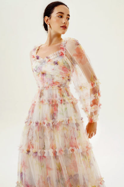 Vestido largo rosa con volantes y mangas largas con estampado floral 