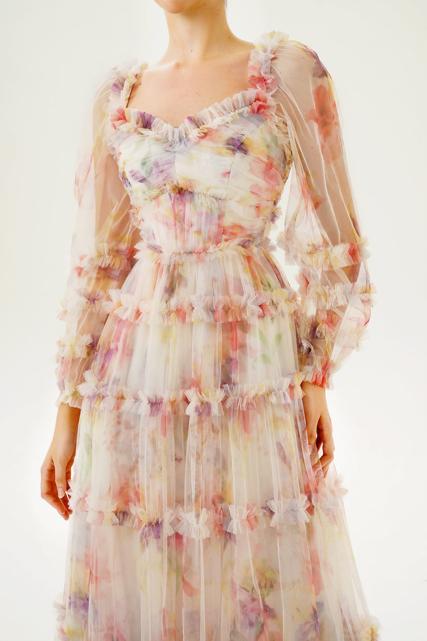 Vestido largo rosa con volantes y mangas largas con estampado floral 