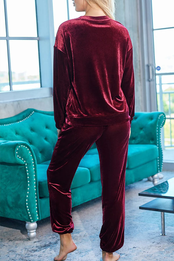 Conjunto de top de cuello redondo y pantalón largo con cordón de terciopelo rojo sólido