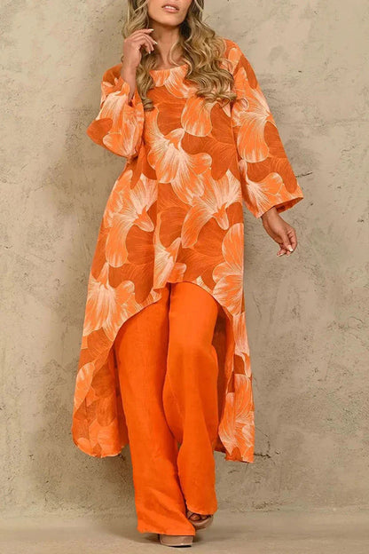 Exquisito traje de pantalón con cuello redondo y paneles con estampado floral