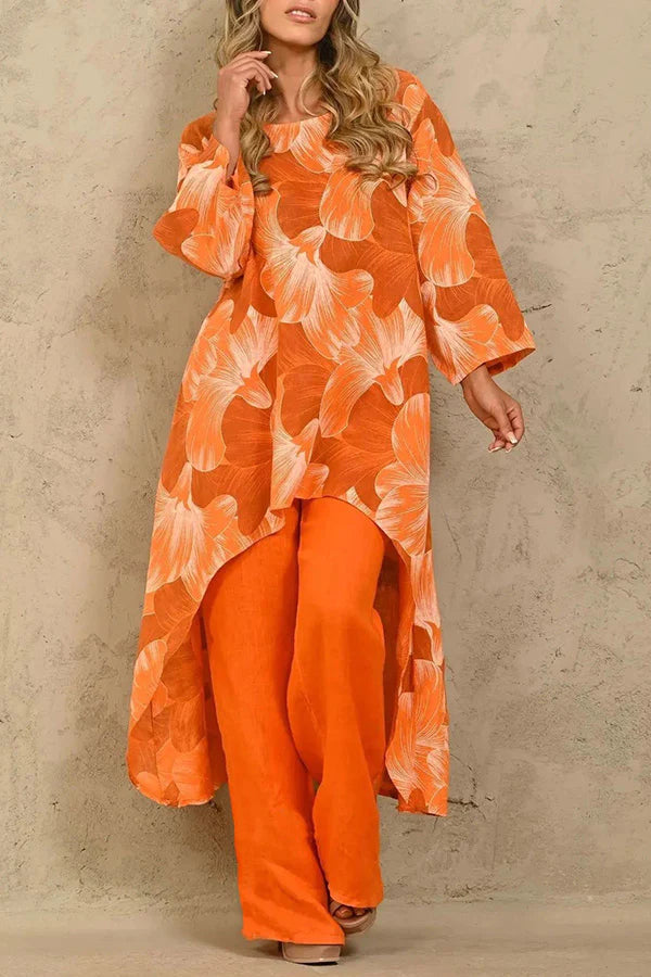 Exquisito traje de pantalón con cuello redondo y paneles con estampado floral