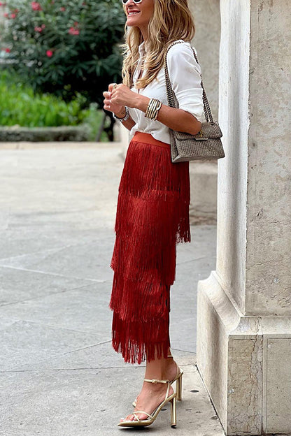 Falda elegante de corte entallado con flecos