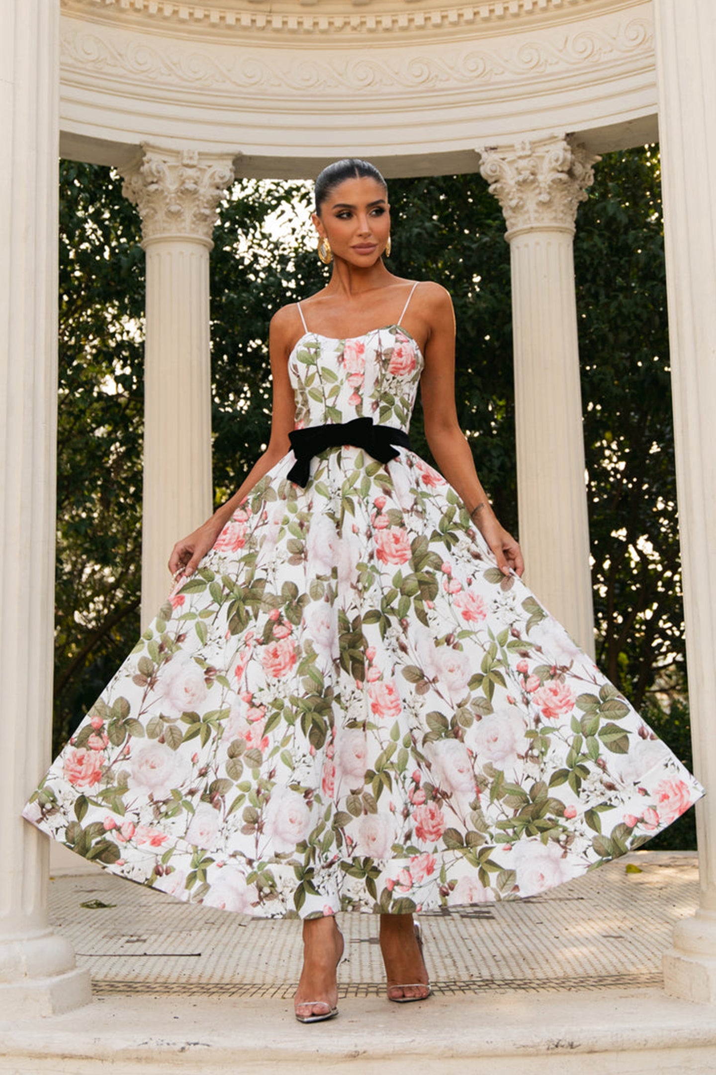 Vestido largo con tirantes finos y estampado floral de Julia 