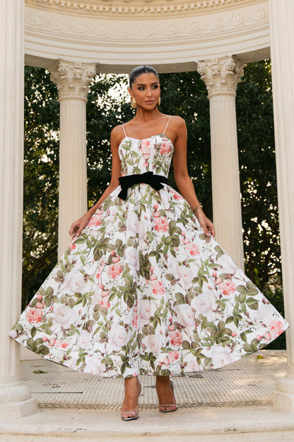 Vestido largo con tirantes finos y estampado floral de Julia 