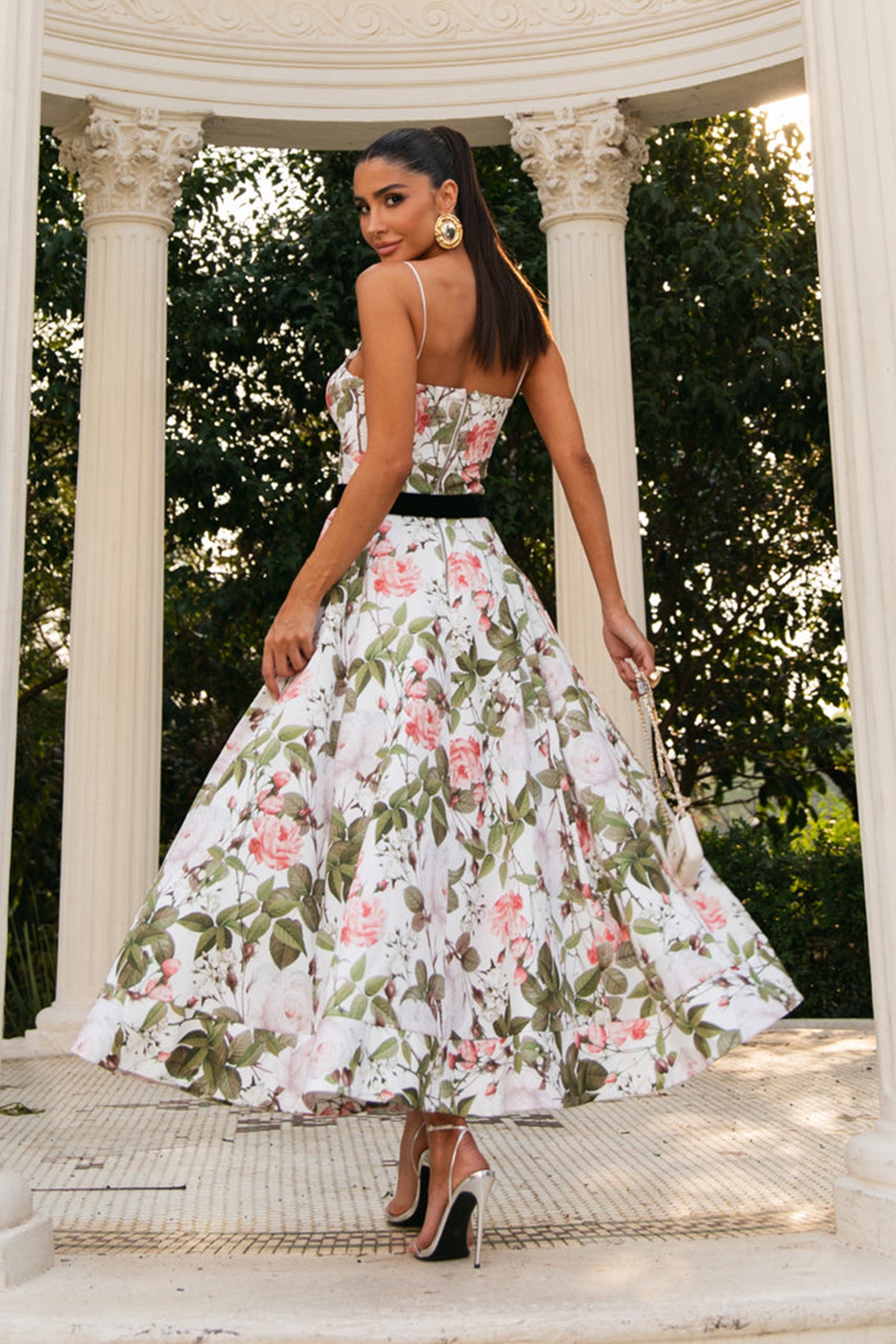 Vestido largo con tirantes finos y estampado floral de Julia 
