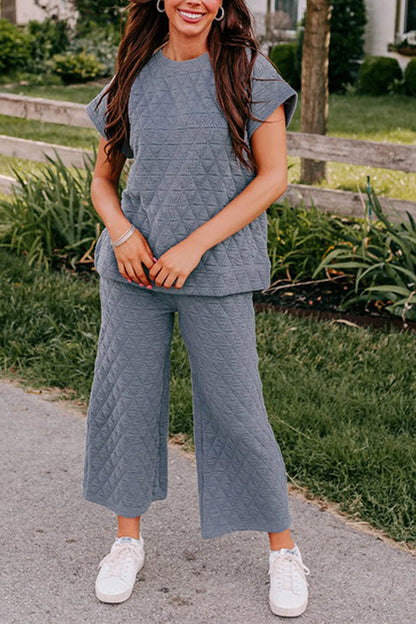 Conjunto de top de manga corta con textura acolchada y pantalones de pierna ancha
