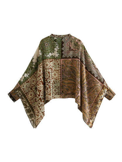 Conjunto de camisa, pantalones y capa con estampado de patchwork