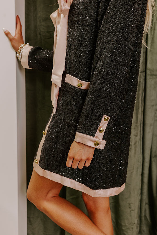 Vestido mini de tweed con lazo de satén y patchwork, corte en H y bolsillos.