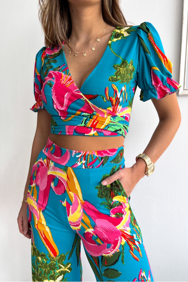 Conjunto de top corto con cuello en V y mangas cortas con estampado floral, cintura elástica y pantalones de pierna ancha 