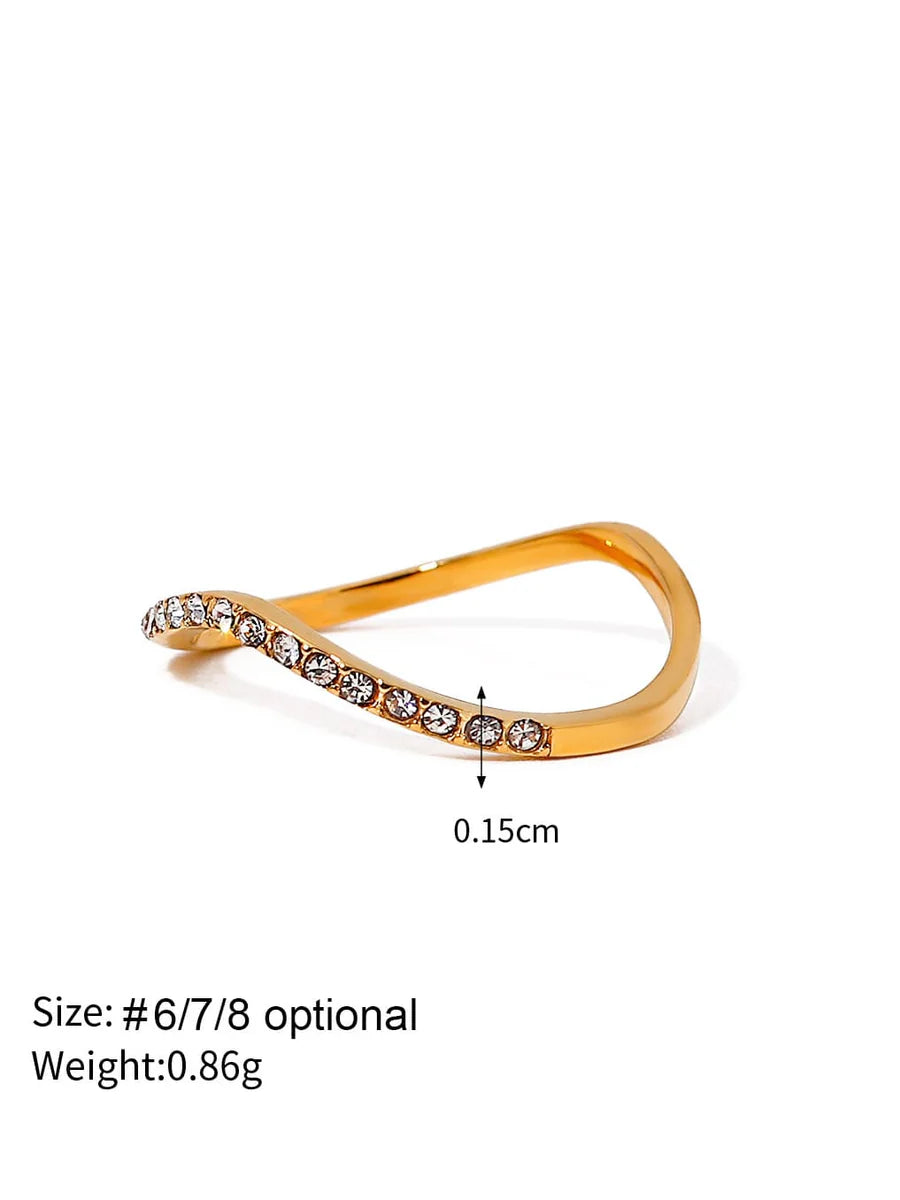 Anillo elegante con línea ondulada y incrustaciones de diamantes 