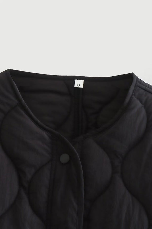 Abrigo holgado de algodón de largo medio, con cuello alto y botonadura sencilla