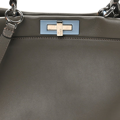 Vitello Seta Shiny Nappa Medium Peekaboo Iconic Satchel Carbone Grigio Polvere